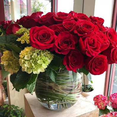 Beautiufl roses in bud vase